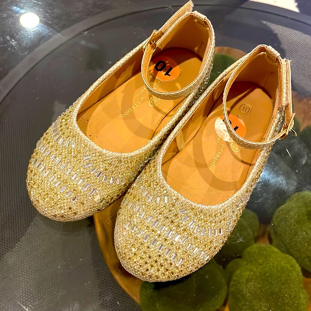 Girls Adrienne Vittadini Bambini metallic rhinestone closed toe shoe. Size 10.